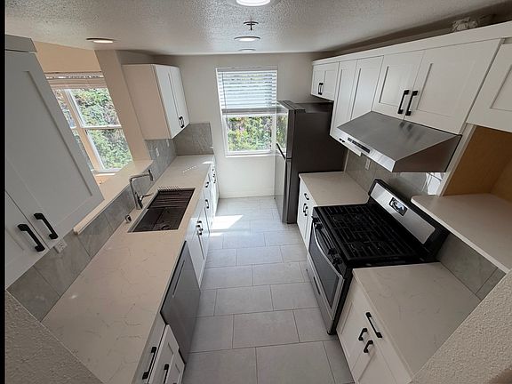 3rd image of 235 Stoneridge Ln