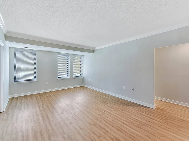 The Saratoga Apartments — Photo 20