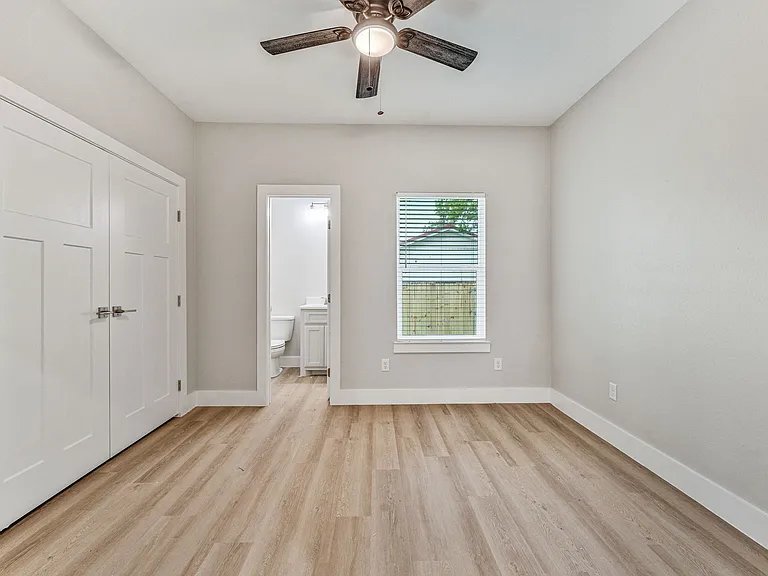 981 N Clinton St #102 — Photo 6