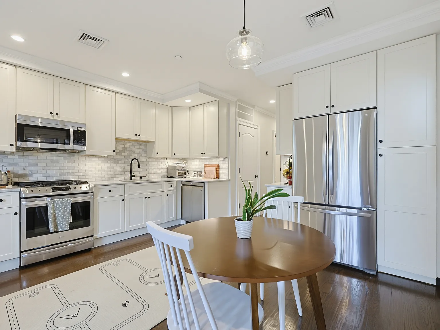 2 bed, 800 sqft, $3,350 — Photo 2