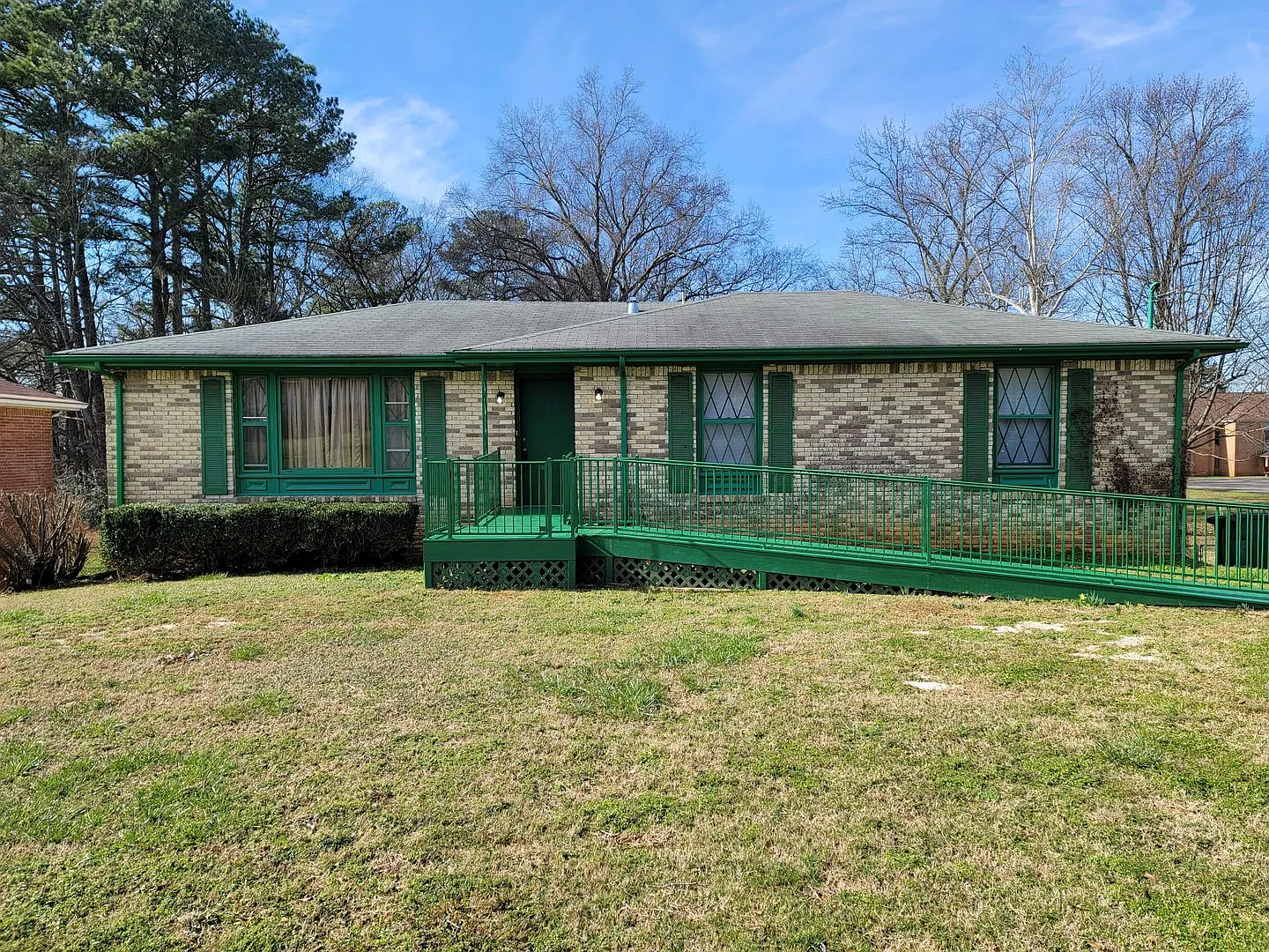 Charming walkout basement ranch home with 3 BR / 2 BA. — Photo 1