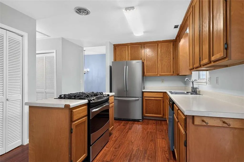 3 bed, 2.0 bath, 1466 sqft, $2,040 — Photo 4