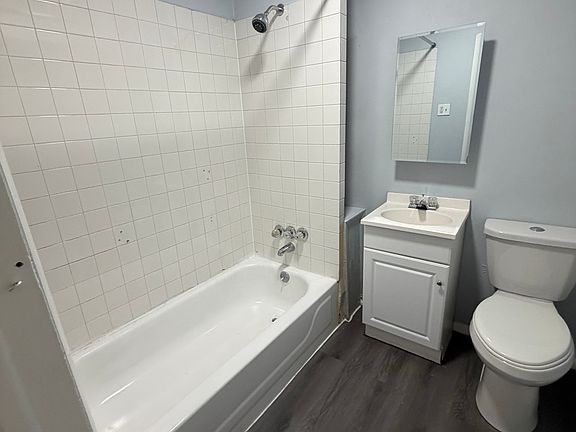 3rd image of 5237 Oxford Ave #10