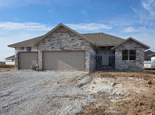 653 W Brook Hollow Rd, Nixa, MO 65714