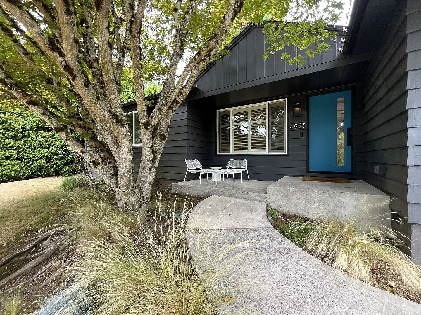 Stunning Single-Level SW Portland 3-Bedroom Home with Designer Kitchen, Park-Like Backyard, EV Ch... — Photo 4