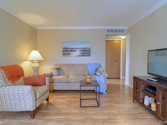 5th image of 808 Country Club Dr