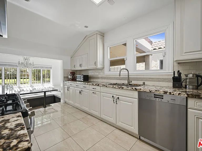 232 S Crescent Dr — Photo 9