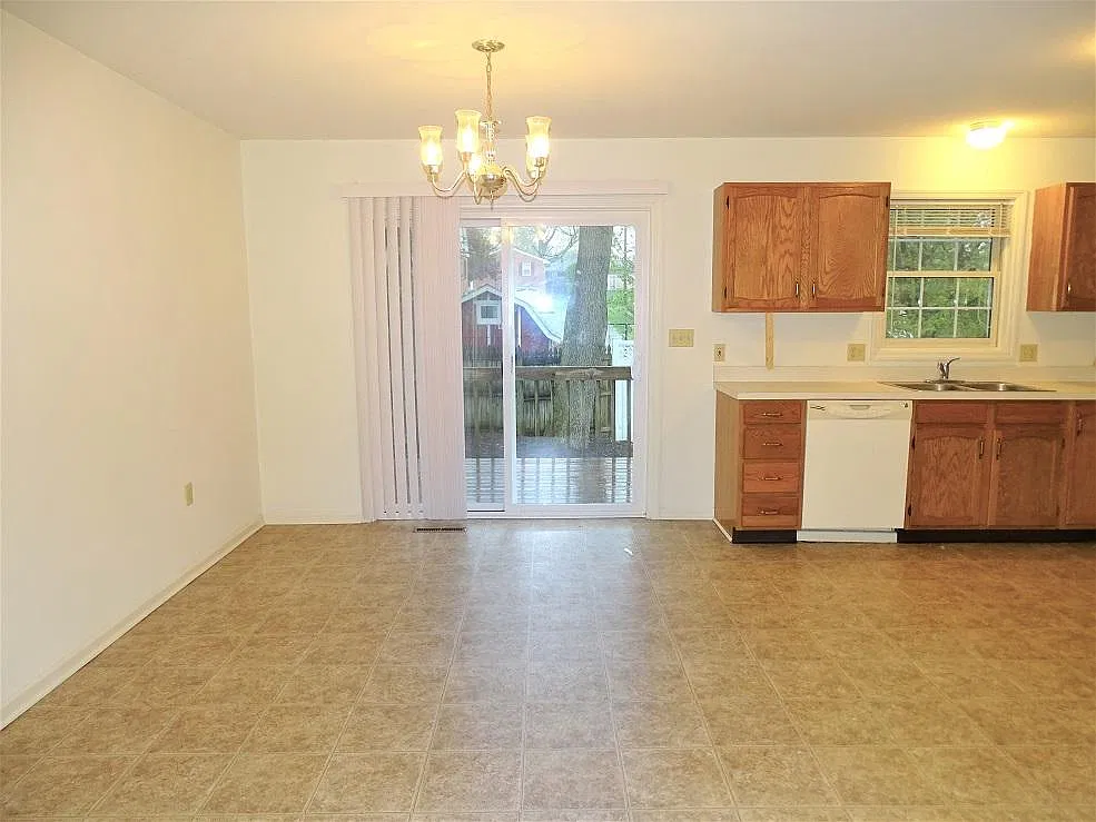 3 bed, 1.5 bath, 1200 sqft, $1,795 — Photo 4
