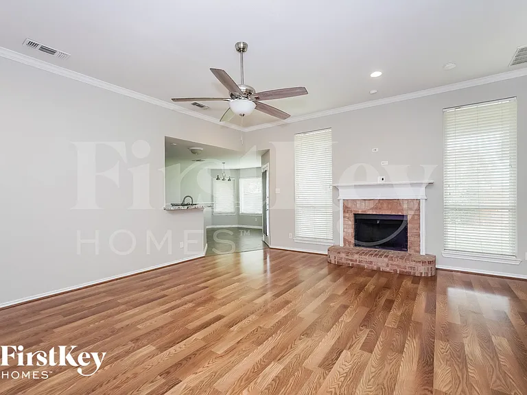 101 Canterbury Dr — Photo 2