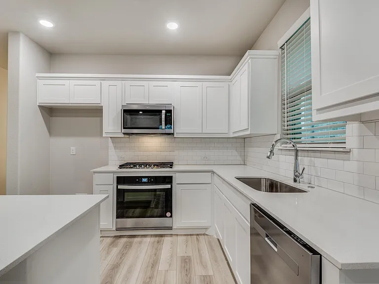 2544 Rambling Rd — Photo 8