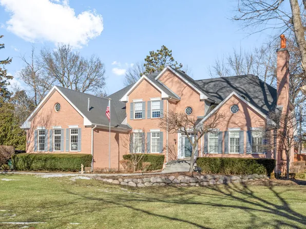 130 Carriage Trl, Barrington, IL 60010