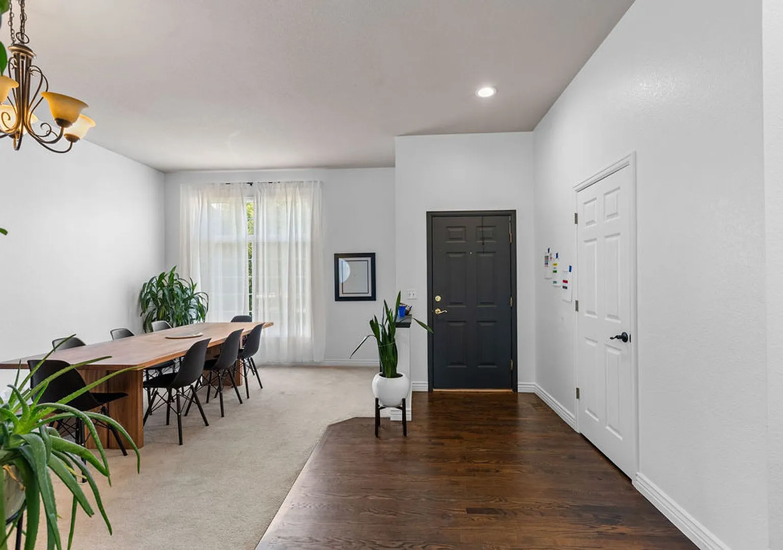 5 Bedroom Available in Timber Creek — Photo 4