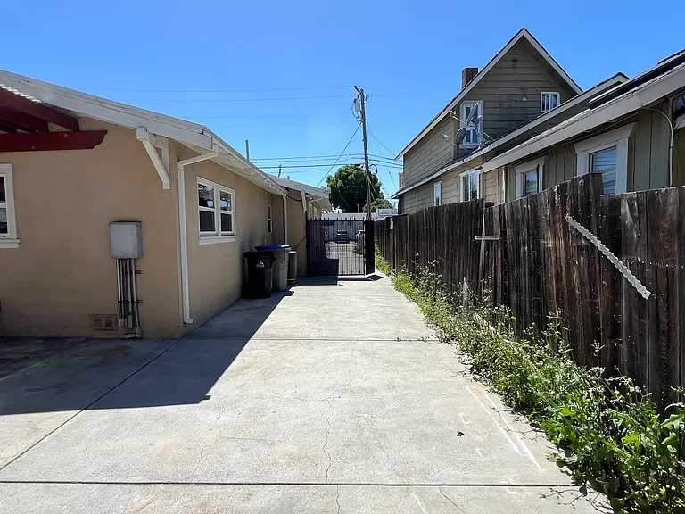 1410 Sanborn Ave — Photo 11