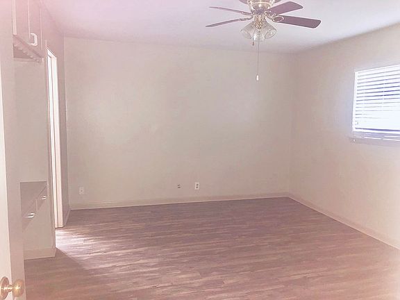 M Bedrm w/ walk-in closet