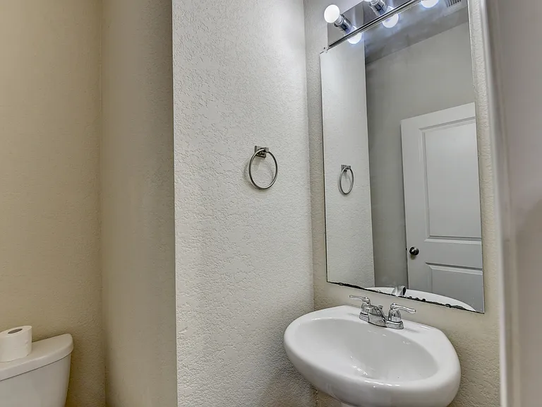 811 Independence Ave — Photo 24