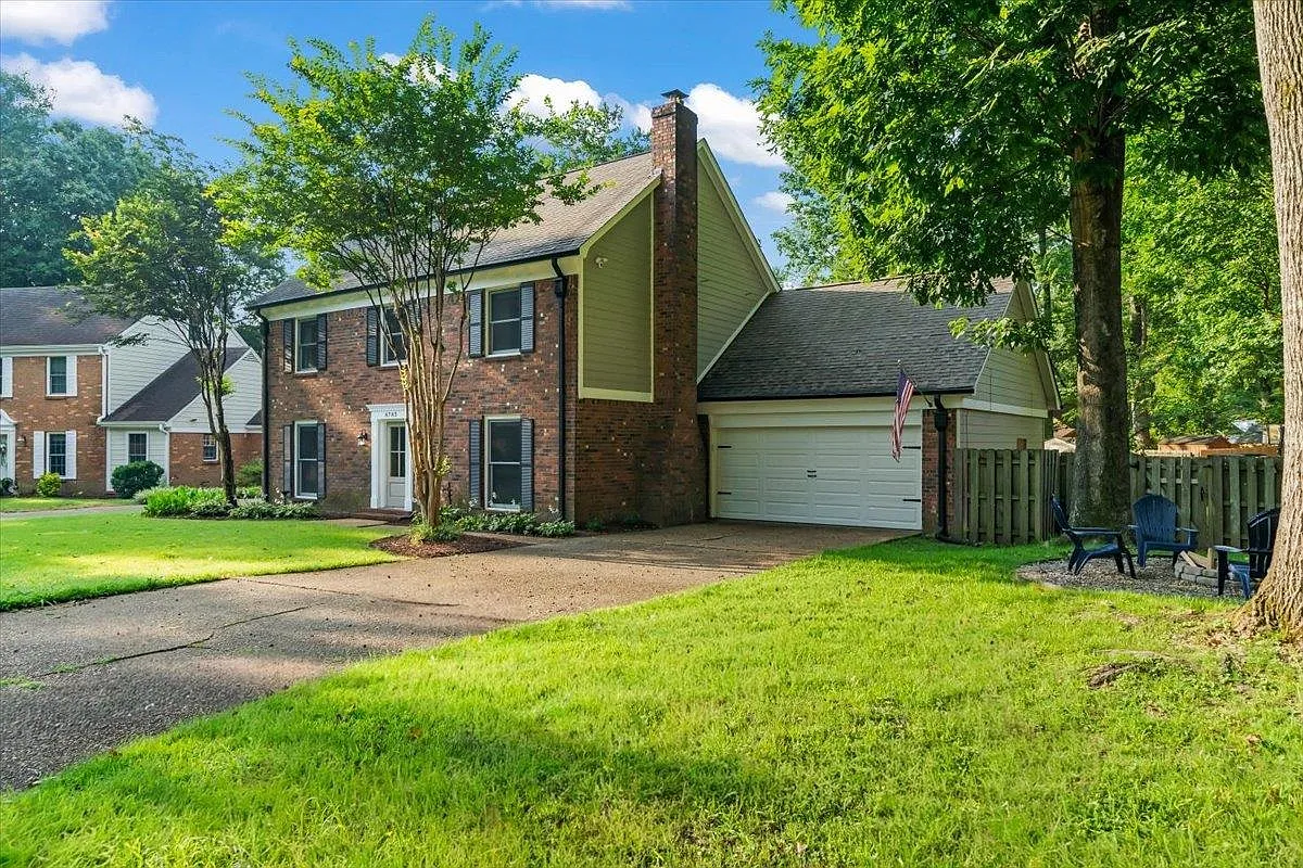 4 bed, 2.5 bath, 2379 sqft, $2,800 — Photo 2