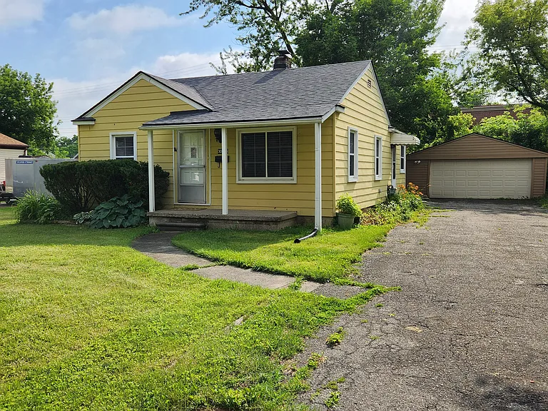 30066 Brentwood St — Photo 2