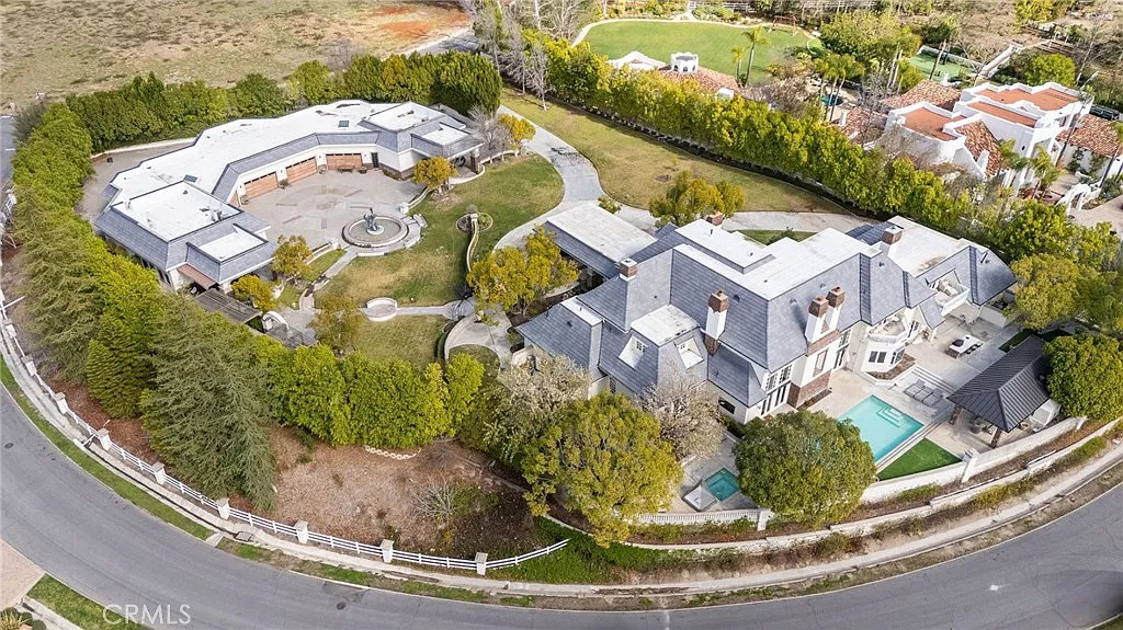 7 bed, 7.0 bath, 9500 sqft, $40,000 — Photo 4
