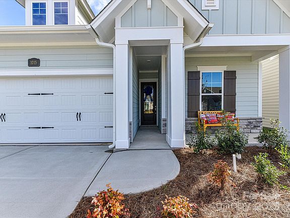 3rd image of 1015 Bourn Ln