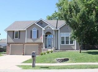812 E 16th St, Kearney, MO 64060