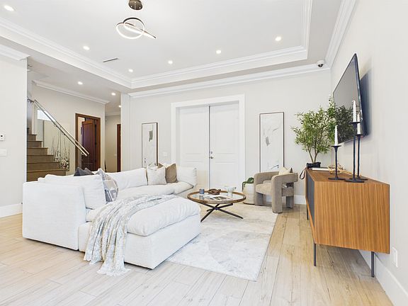 3rd image of 8280 Colonial Dr
