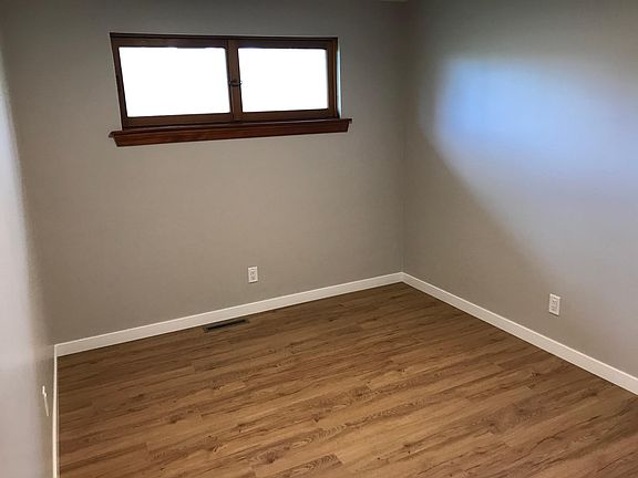 4th image of 1880 Sullivan Dr