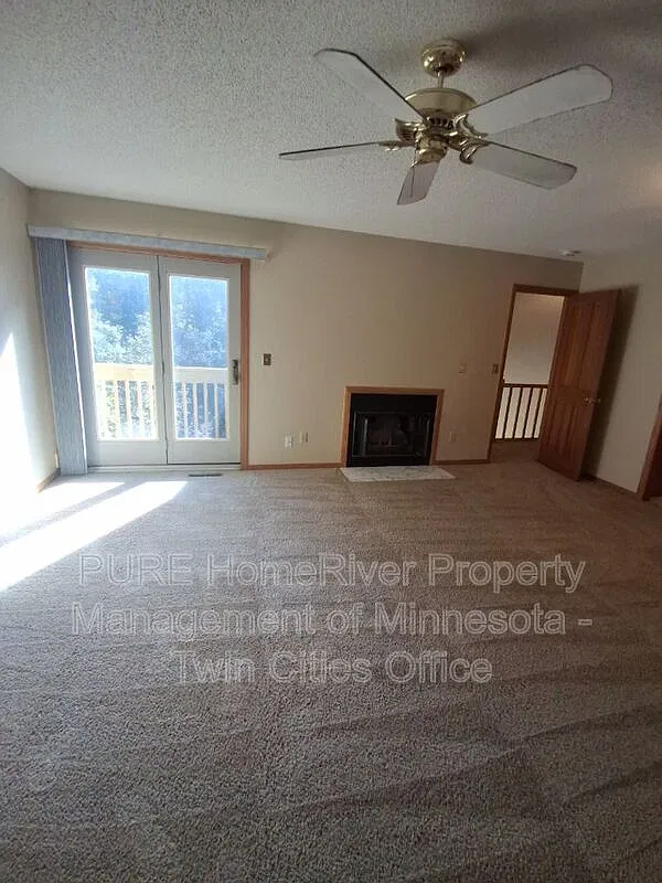 3 bed, 2.5 bath, 2299 sqft, $2,250 — Photo 3
