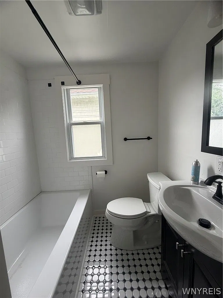 3 bed, 1.0 bath, 1360 sqft, $1,495 — Photo 3
