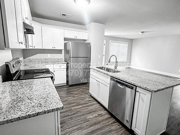 3rd image of 2770 Fleetwood Dr
