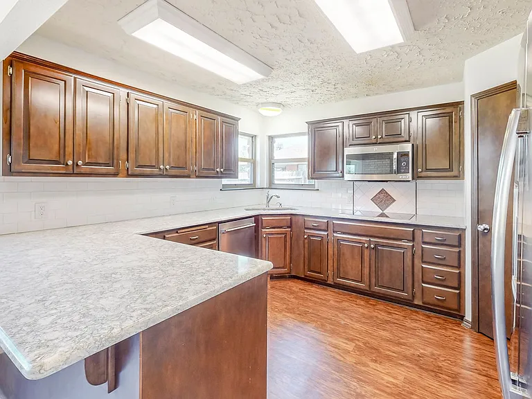 4004 S Maple Ave — Photo 6