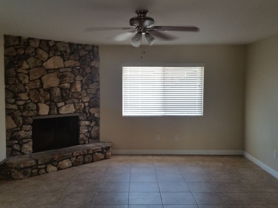 2nd image of 6106 Stockdale Hwy APT 1
