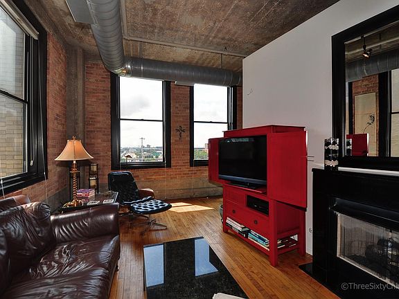 3rd image of 726 W Jackson Blvd #708