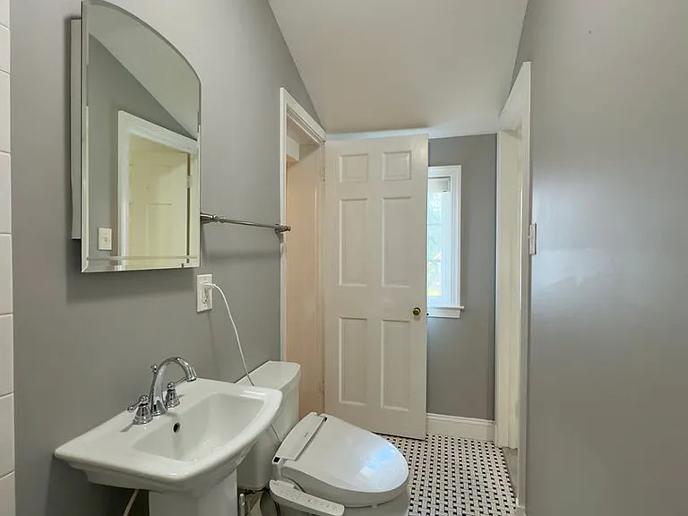 115 E Northern Pkwy — Photo 16