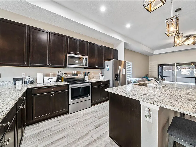 340 Palm Breezes Dr — Photo 4