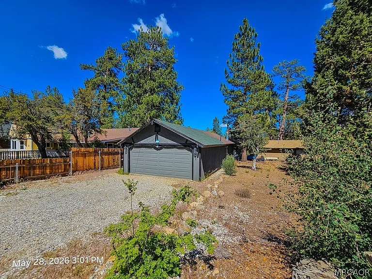 541 Spruce Ln — Photo 2