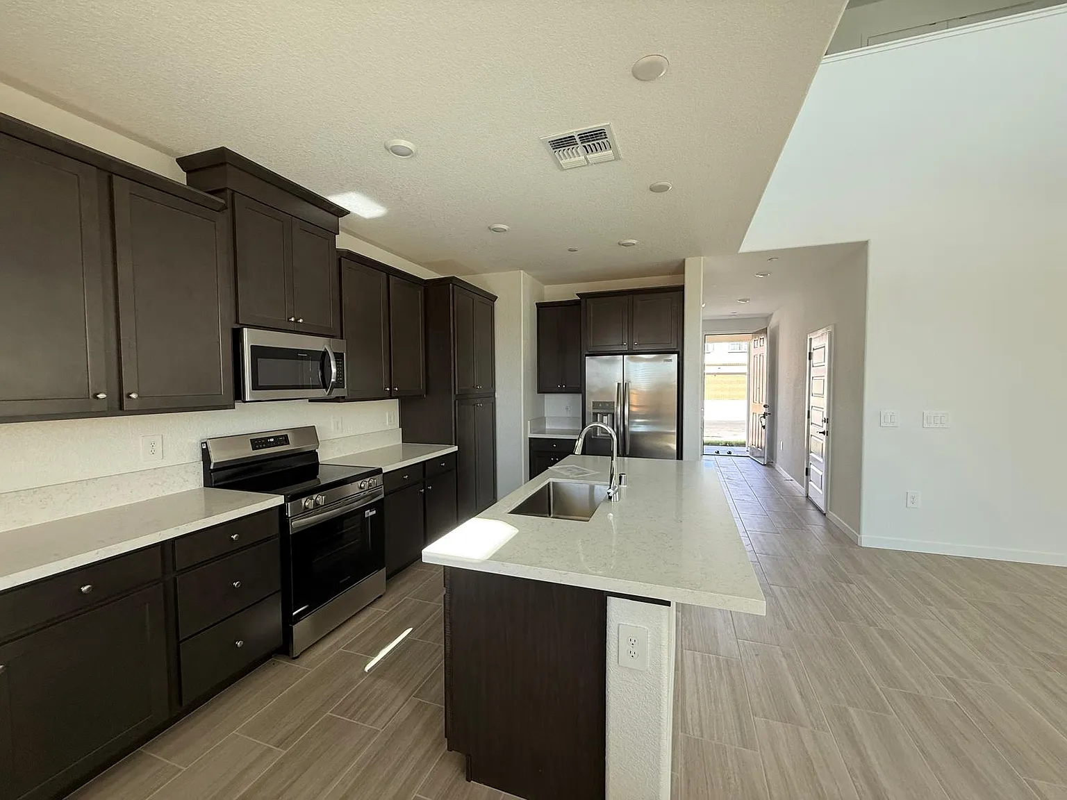 4 bed, 3.5 bath, 2107 sqft, $3,190 — Photo 3