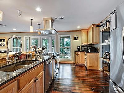 3rd image of 621 Live Oak Dr W