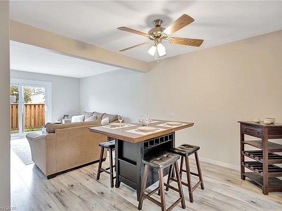 4th image of 32 Montclair Cres