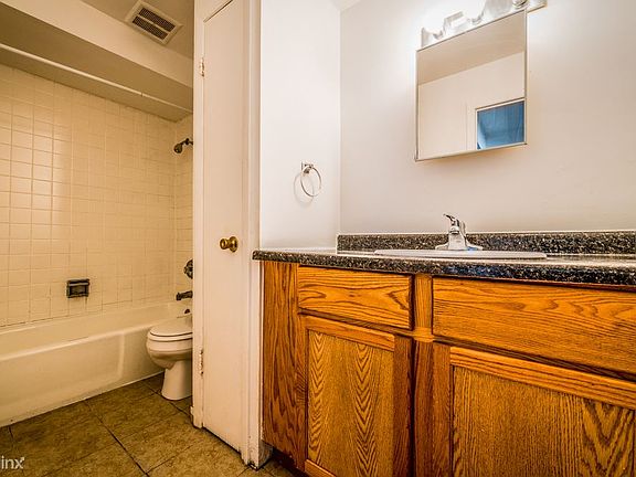 1677 State St Apartments Chicago Bathroom_01