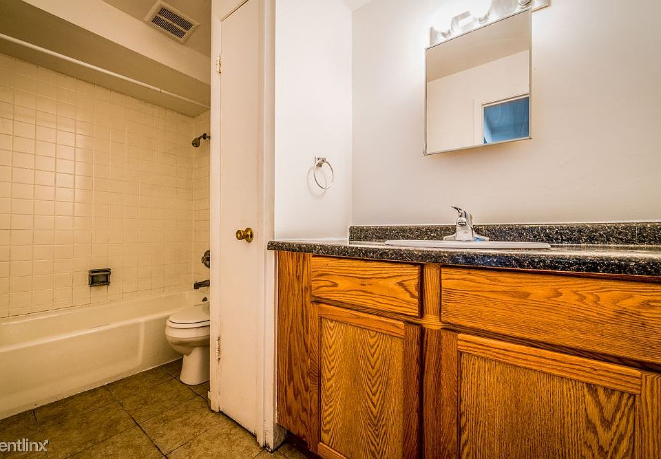 1677 State St Apartments Chicago Bathroom_01