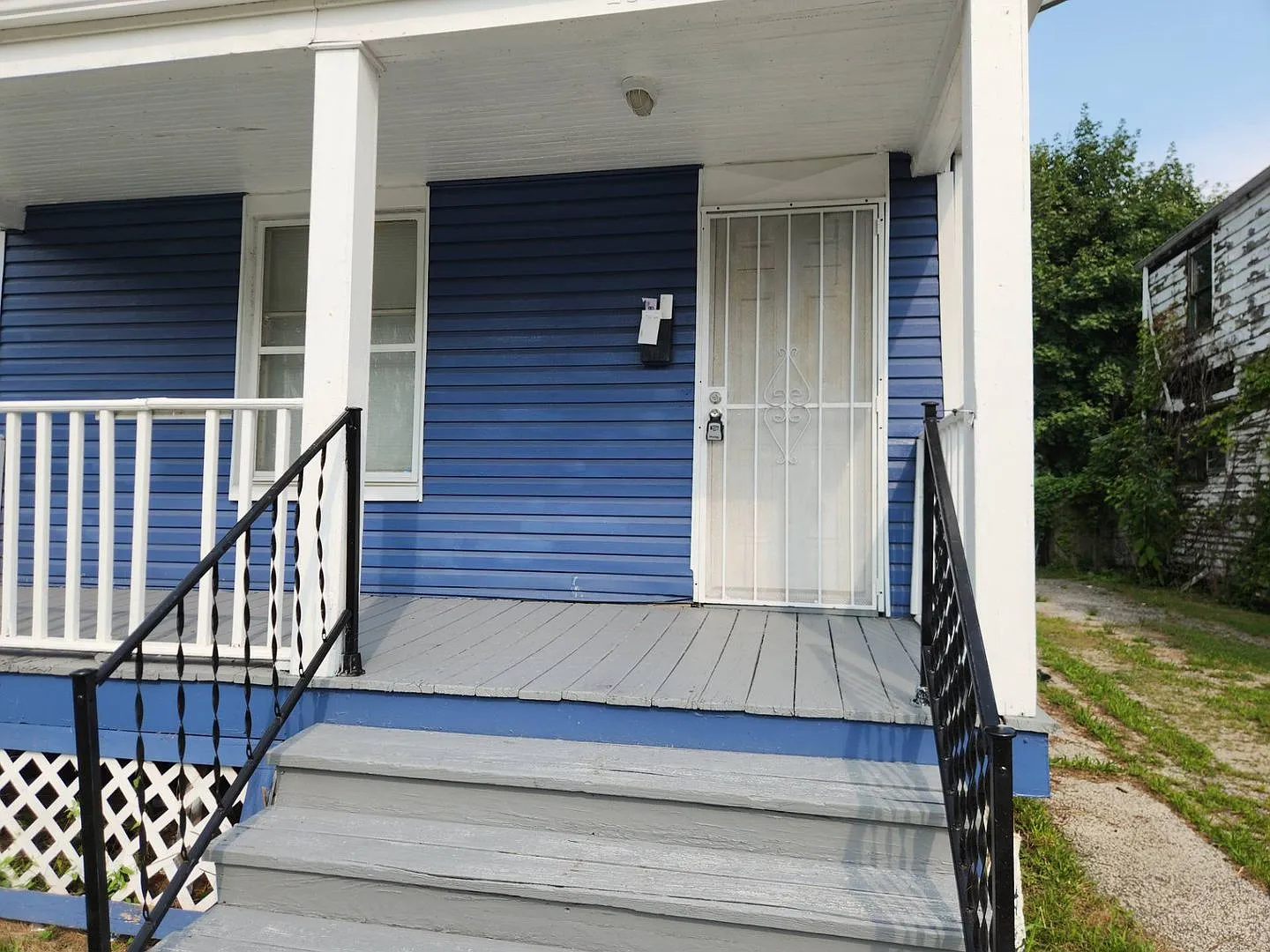3-Beds Single Family House in Prime Location — Photo 3