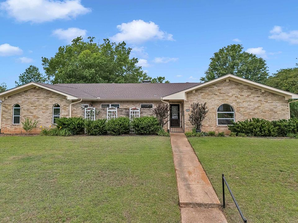 1st image of 221 Melany Ln