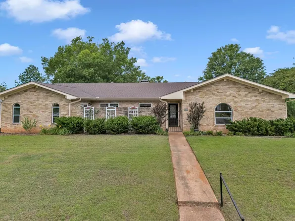 221 Melany Ln, Longview, TX 75605