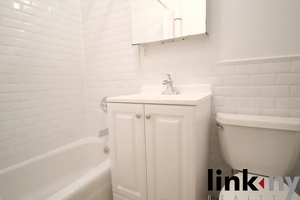Rented by Link NY Realty | media 23