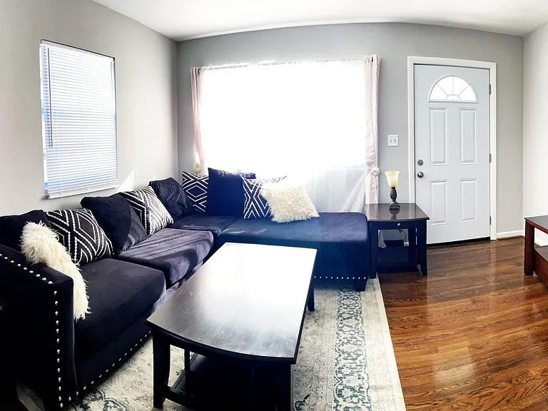 806 W Queen St — Photo 6