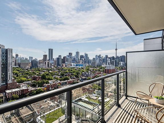 3rd image of 297 College St #Penthouse 2