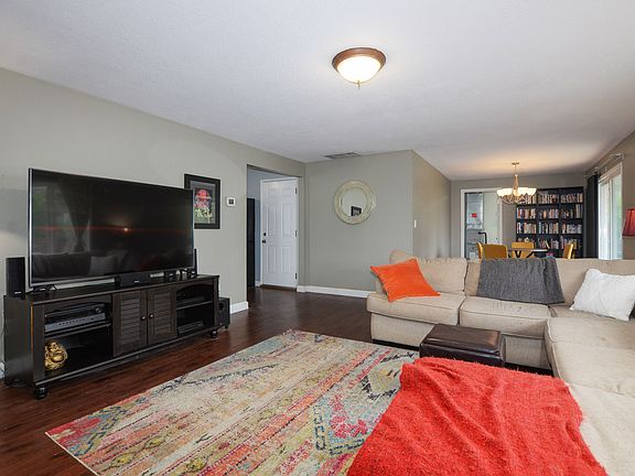 5th image of 8400 NE Lewis Dr
