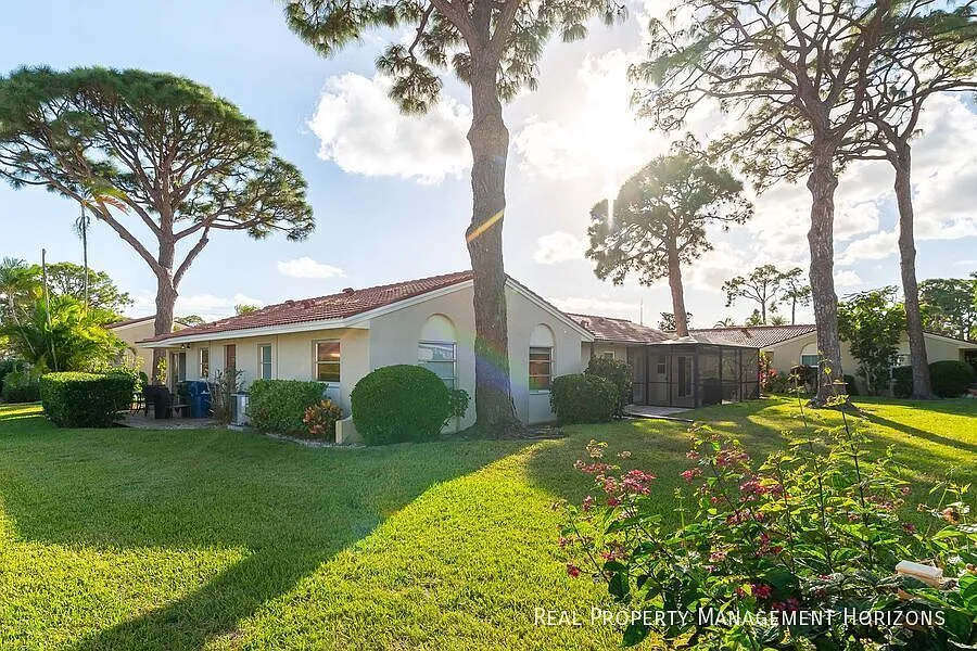 Charming furnished 2-Bed, 2-Bath Condo in 55+ Community near Siesta Key — Photo 2
