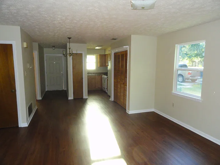 Ash Street (1037) — Photo 7