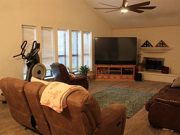 3rd image of 2521 Glenoaks Ct